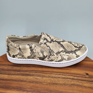 Clarks Shoes Women's 7.5 M Snake Print Twin Gore Slip On Comfort Casual Sneakers